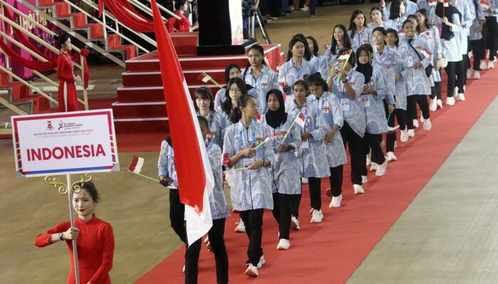 Delegasi Indonesia Disambut Atraksi Kesenian Tradisional pada Flag-Raising Ceremony 13th ASEAN Schools Games Da Nang 2024