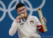 Rizki Juniansyah Ukir Sejarah, Raih Emas Olimpiade Pertama untuk Angkat Besi Indonesia