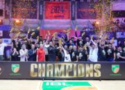 Menpora Dito Serahkan Piala kepada Pelita Jaya, Juara IBL Tokopedia 2024