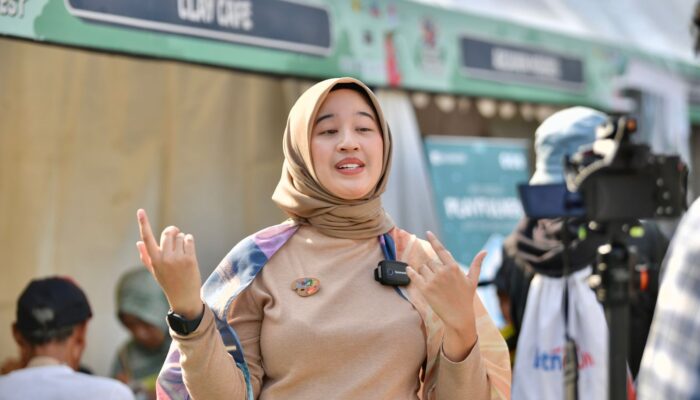 Amalia Pradifera Seniman Yang Memanfaat Keramik Sebagai Objek Untuk Melukis