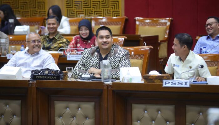 Menpora Dito Ikuti Raker Komisi III DPR RI Bahas Naturalisasi Pemain Asing