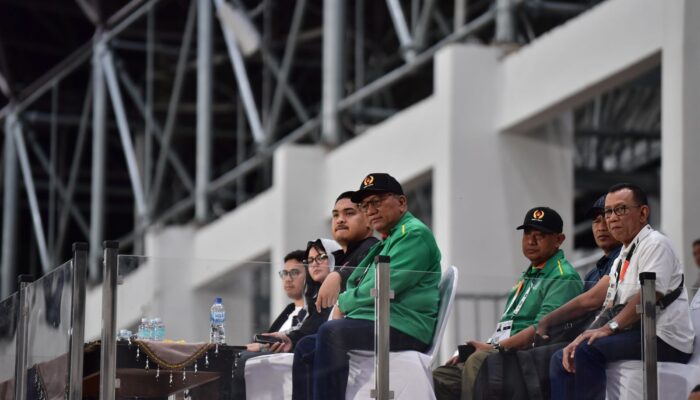 Menpora Dito Bersama Waketum PSSI Saksikan Laga Final Sepak Bola PON XXI