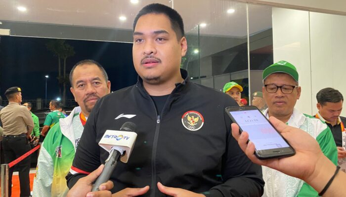 Menpora Dito Kenakan Jersey Olimpiade Paris pada Penutupan PON XXI