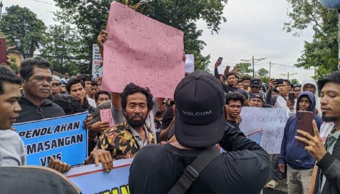 Ratusan Nelayan Lombok Timur Unjuk Rasa di DPRD NTB, Tolak Pemasangan VMS dan Pembatasan Kuota Ikan