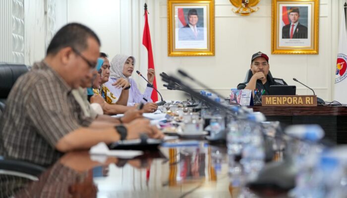 Menpora Dito Dengarkan Pemaparan Deputi Pembudayaan Olahraga