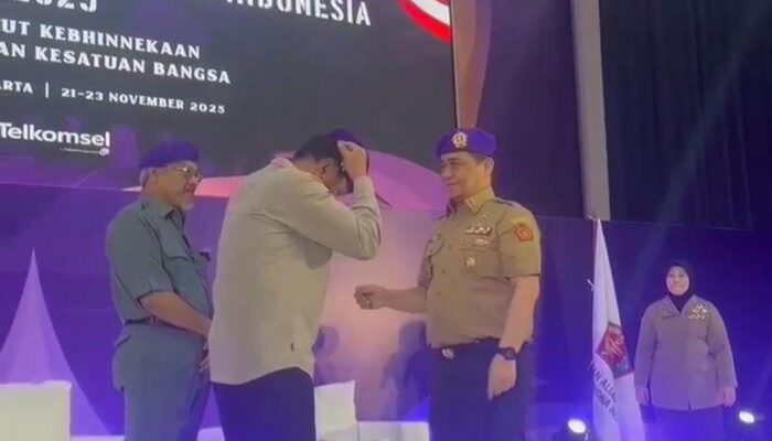 Jenderal (Purn) Djamari Chaniago Dikukuhkan sebagai Anggota Kehormatan IARMI, Terima Penyematan Baret Ungu