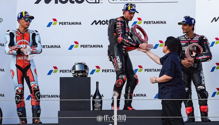 Menpora Erick Serahkan Trofi kepada Bezzecchi, Indonesia Jadi Sorotan di MotoGP Mandalika